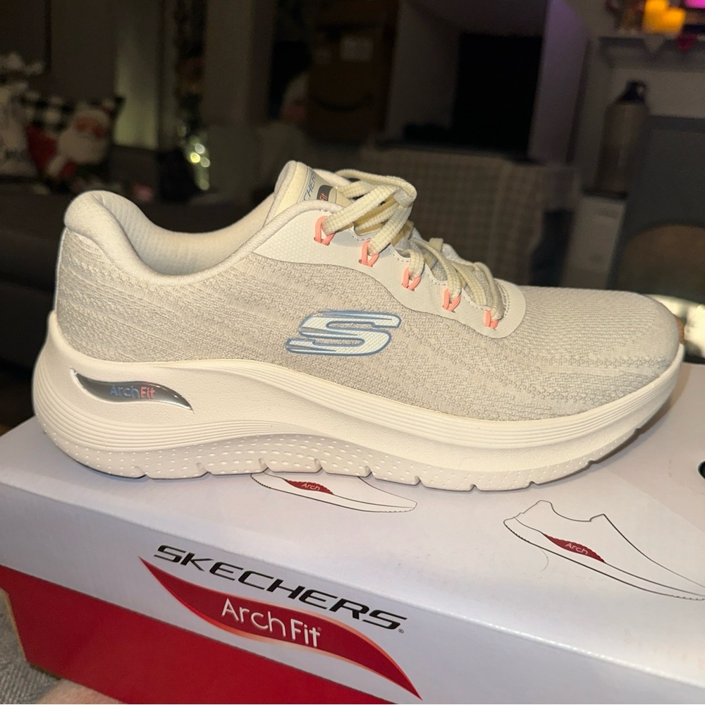 Sketchers New Archfit size 8